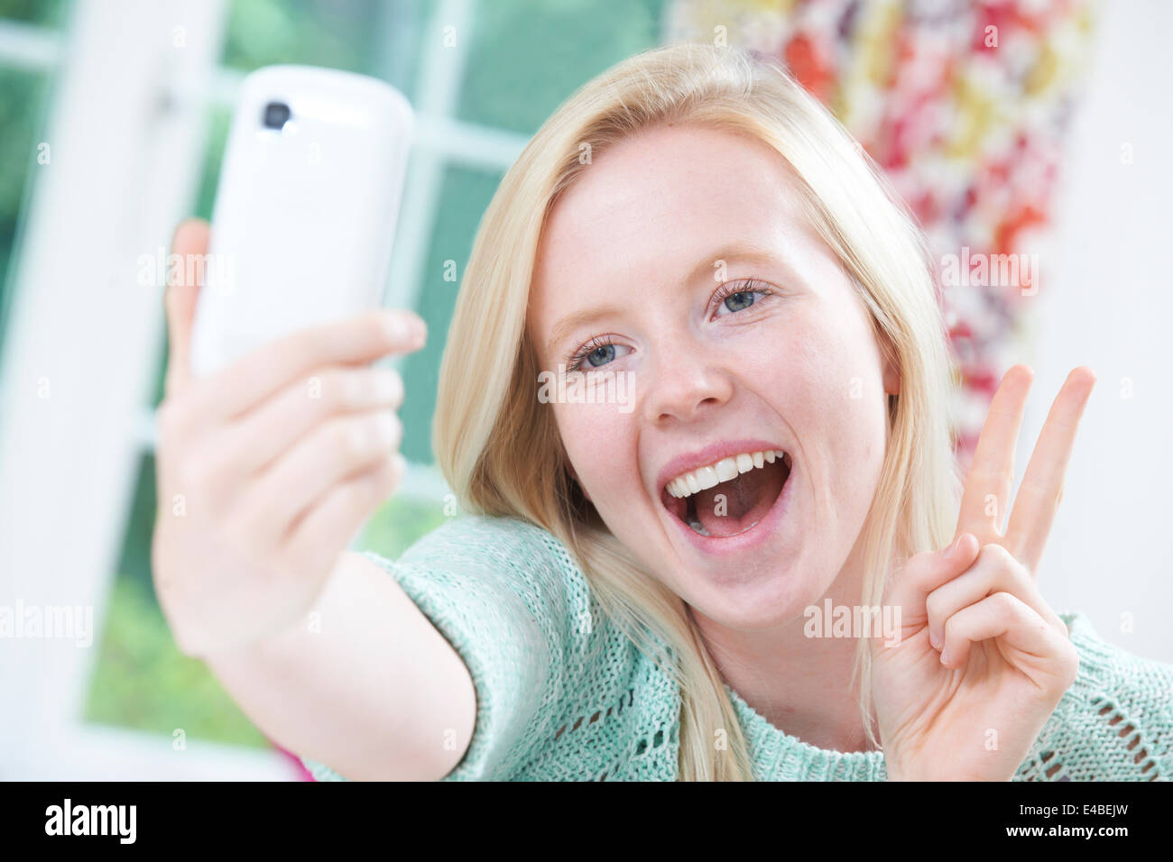 Teenager-Mädchen unter Selbstportrait auf Handy Stockfoto