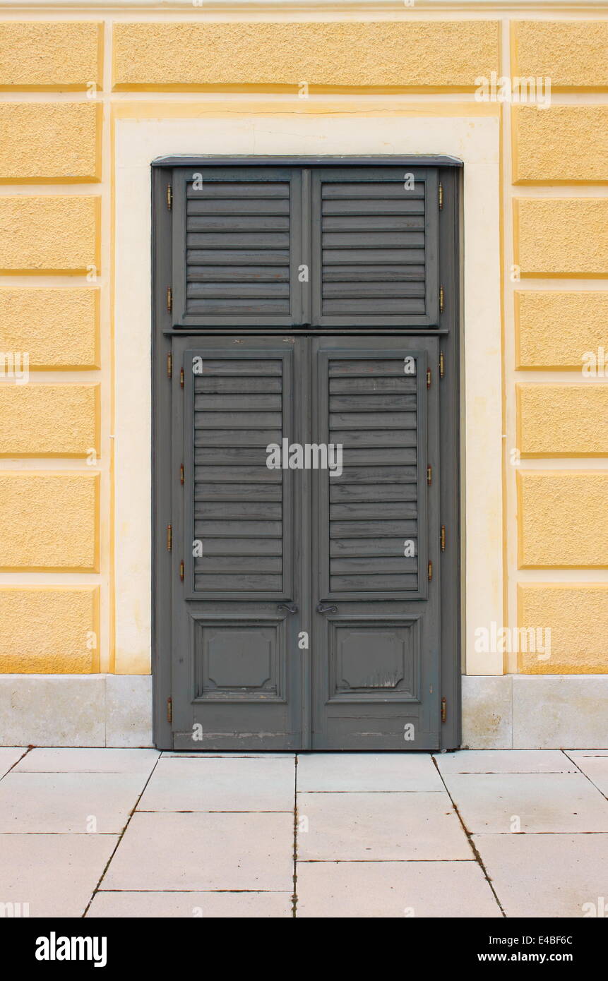 Italienischen Stil Fensterläden auf einem Renaissance-Palast Stockfoto