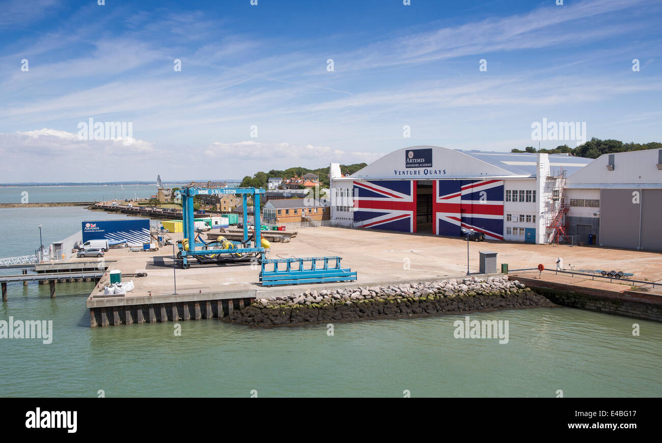 Gesamtansicht der Venture Kais am Cowes Wasser auf dem Solent auf der Isle Of Wight an einem sonnigen Sommertag. Stockfoto