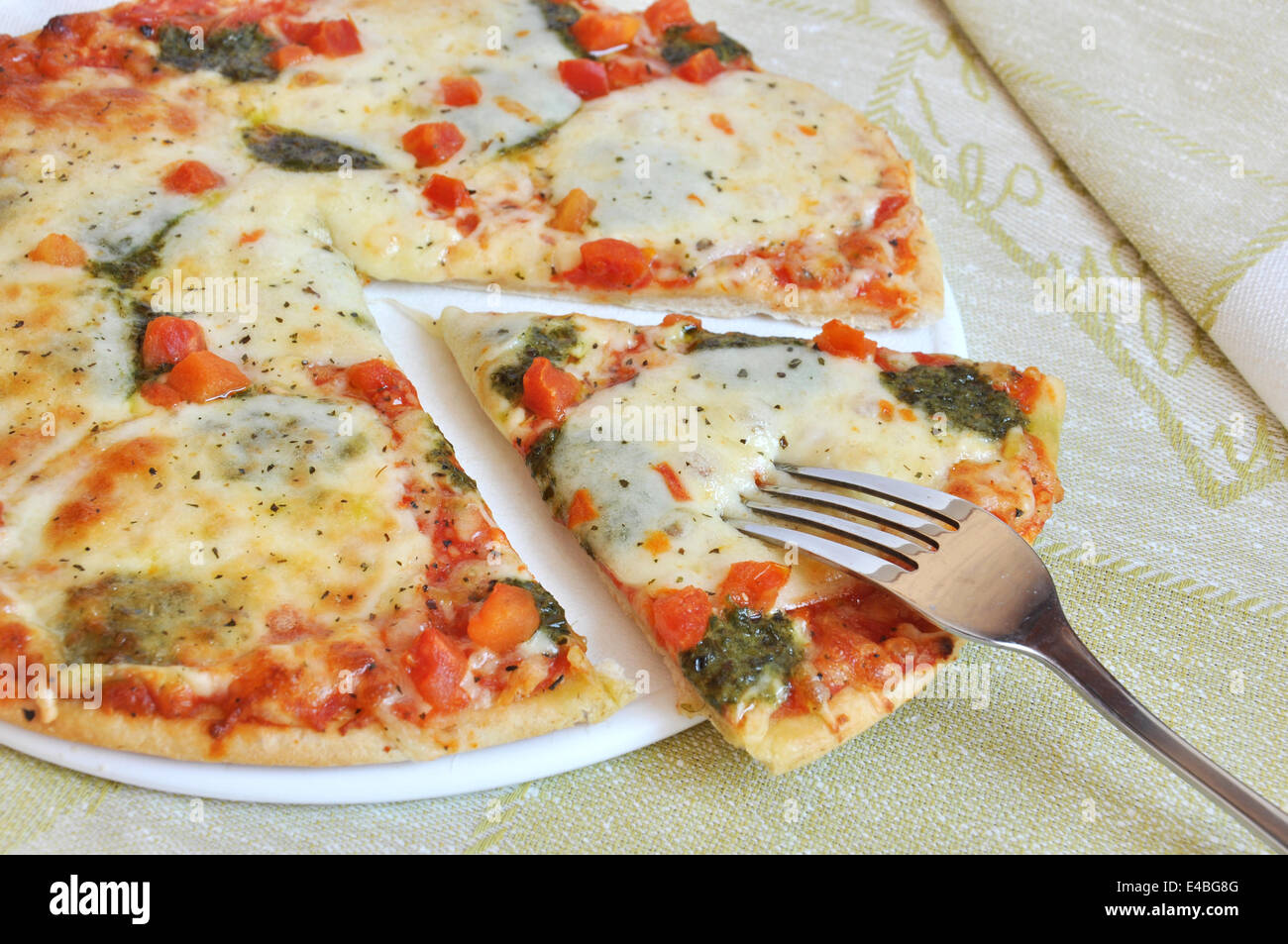 Köstliche Pizza mit Mozzarella-Käse Stockfoto