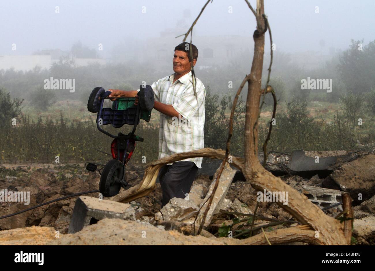 16. April 2010 - Khan Younis, Gaza-Streifen wurde Palästina - A palästinensischen Mann sein Haus prüft die Polizei sagte, bei einem israelischen Luftangriff in Khan Younis im südlichen Gazastreifen 8. Juli 2014 zerstört. Israel startete eine Offensive gegen die islamistische Hamas im Gaza-Streifen am Dienstag einige 50 Ziele, darunter Wohnhäuser, in einer Kampagne, die palästinensischen Raketenbeschuss auf den jüdischen Staat zu beenden soll. Das israelische Militär sagte, dass es rund 50 Standorten in Luft- und Seestreitkräfte Angriffe gezielt. Palästinensische Beamte sagten, mehr als 30 davon in etwas mehr als einer Stunde vor der Morgendämmerung, im bombardiert wurden Stockfoto