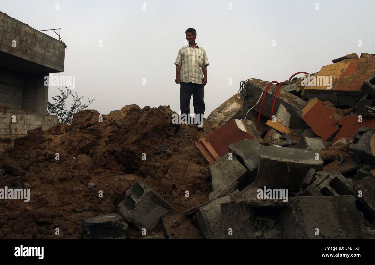 16. April 2010 - Khan Younis, Gaza-Streifen wurde Palästina - A palästinensischen Mann sein Haus prüft die Polizei sagte, bei einem israelischen Luftangriff in Khan Younis im südlichen Gazastreifen 8. Juli 2014 zerstört. Israel startete eine Offensive gegen die islamistische Hamas im Gaza-Streifen am Dienstag einige 50 Ziele, darunter Wohnhäuser, in einer Kampagne, die palästinensischen Raketenbeschuss auf den jüdischen Staat zu beenden soll. Das israelische Militär sagte, dass es rund 50 Standorten in Luft- und Seestreitkräfte Angriffe gezielt. Palästinensische Beamte sagten, mehr als 30 davon in etwas mehr als einer Stunde vor der Morgendämmerung, im bombardiert wurden Stockfoto