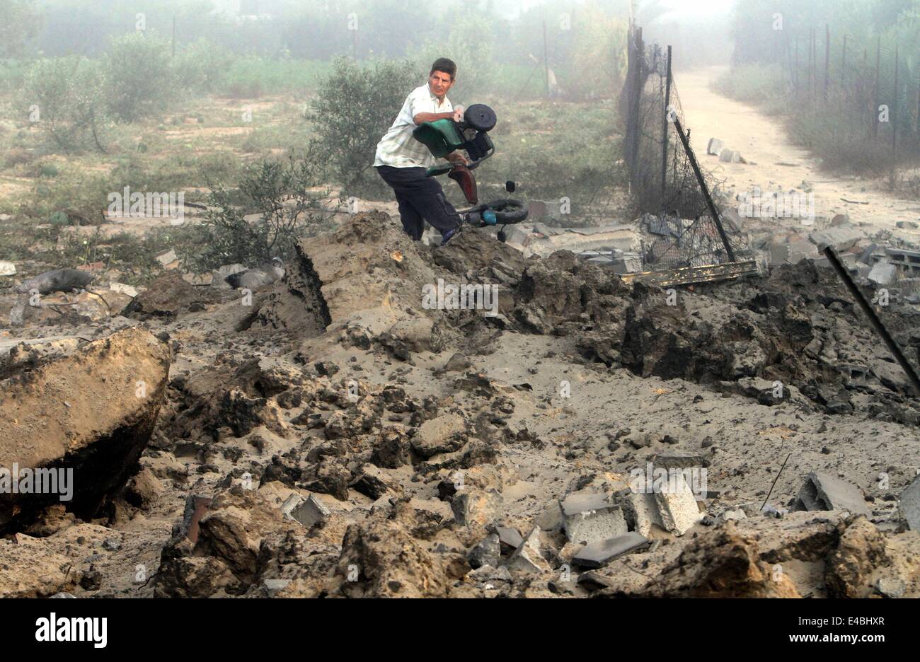 16. April 2010 - Khan Younis, Gaza-Streifen wurde Palästina - A palästinensischen Mann sein Haus prüft die Polizei sagte, bei einem israelischen Luftangriff in Khan Younis im südlichen Gazastreifen 8. Juli 2014 zerstört. Israel startete eine Offensive gegen die islamistische Hamas im Gaza-Streifen am Dienstag einige 50 Ziele, darunter Wohnhäuser, in einer Kampagne, die palästinensischen Raketenbeschuss auf den jüdischen Staat zu beenden soll. Das israelische Militär sagte, dass es rund 50 Standorten in Luft- und Seestreitkräfte Angriffe gezielt. Palästinensische Beamte sagten, mehr als 30 davon in etwas mehr als einer Stunde vor der Morgendämmerung, im bombardiert wurden Stockfoto