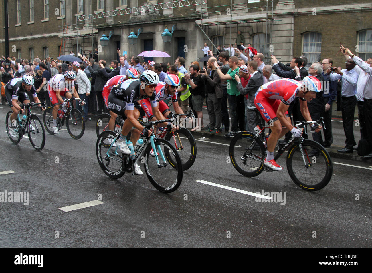 Matteo Trentin von Omega Pharma Quick-Step (Nr. 79) und Luca Paolini (24) und Gatis Smukulis (27) der Team Katusha-Rennen in London Stockfoto