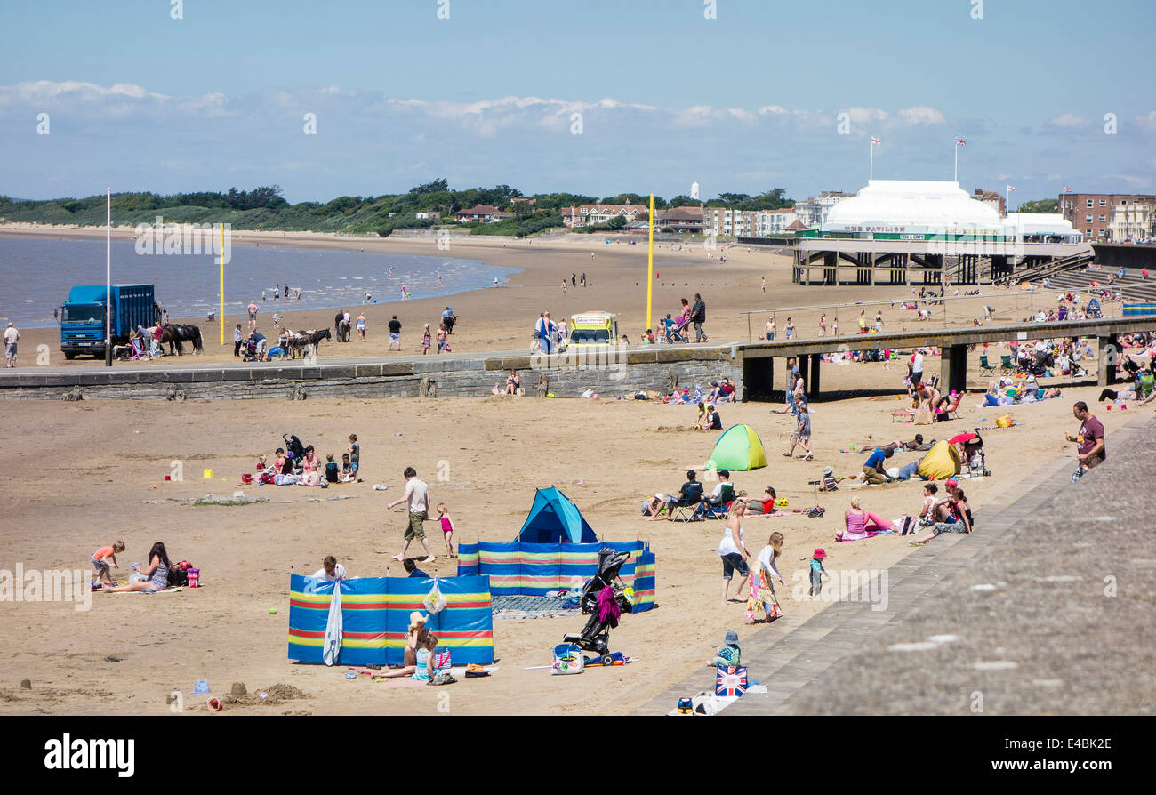 Die Leute am Strand Sommer in Weston-super-Mare, Somerset, England, Großbritannien Stockfoto