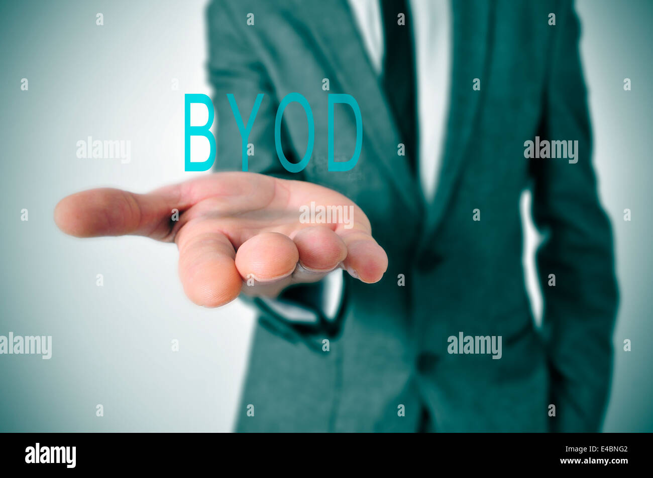 ein Mann trägt einen Anzug mit dem Wort BYOD, Akronym für bringen Ihr eigenes Gerät in der hand Stockfoto