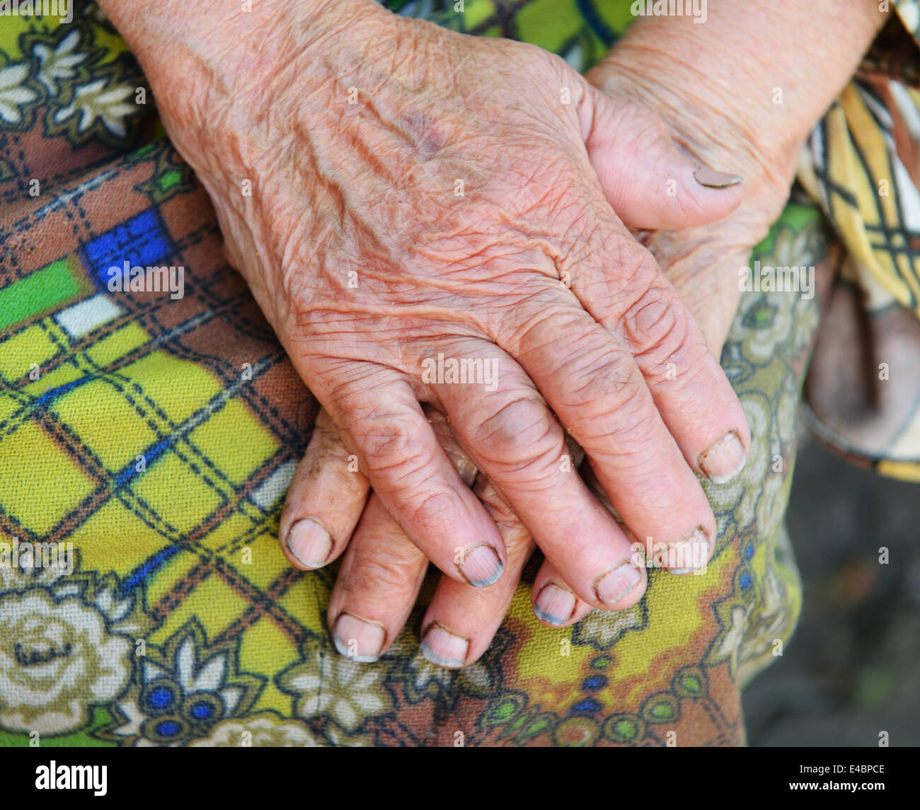 Hände der alten Frau - Alter von 85 Jahren Stockfoto