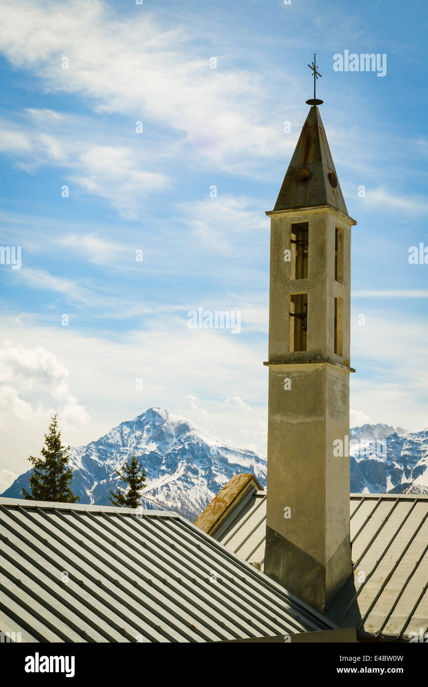 Glockenturm der kleinen Alpenkirche bei Sauze d'Oulx im Susatal, Italien. Stockfoto