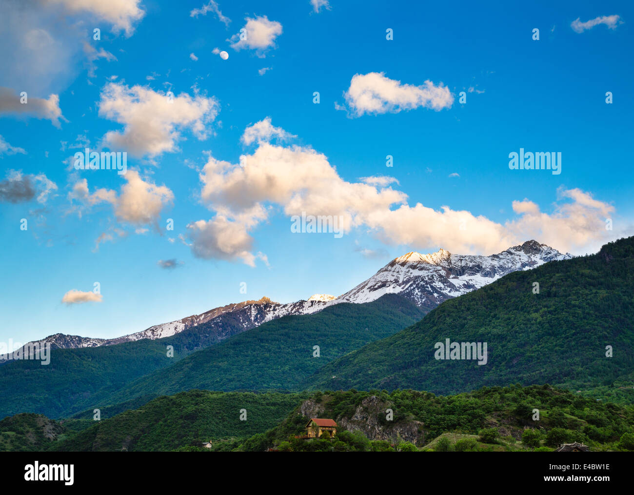 Letzten Sonnenstrahlen auf den Bergen oberhalb von Susa, Piemont, Italien. Stockfoto