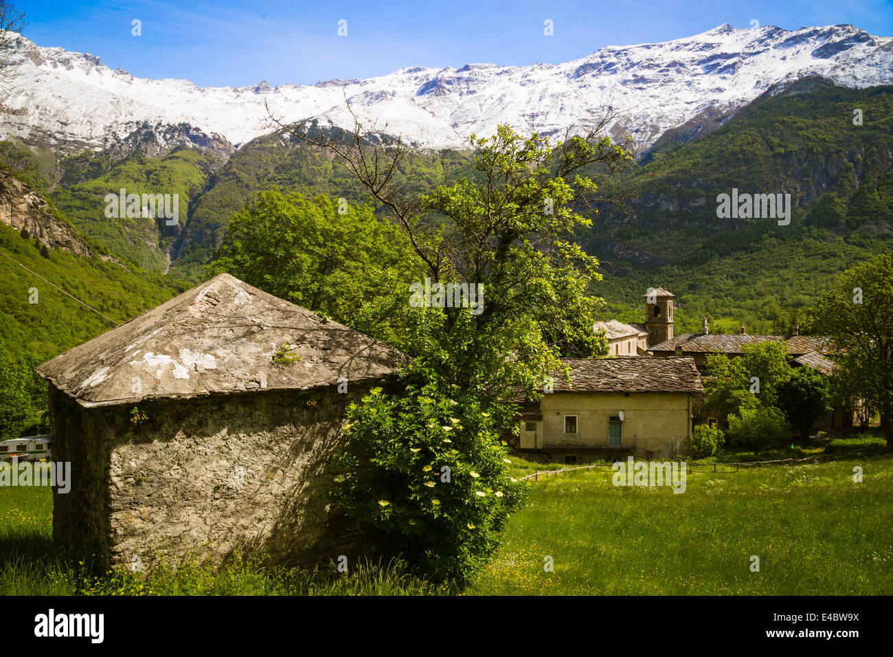 Gebäude einschließlich des Klosters in Novalesa im Susatal, Piemont, Italien. Stockfoto