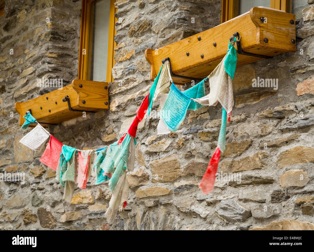 Gebetsfahnen hängen von einem Haus in Montecenisio im Susa-Tal, Italien. Stockfoto