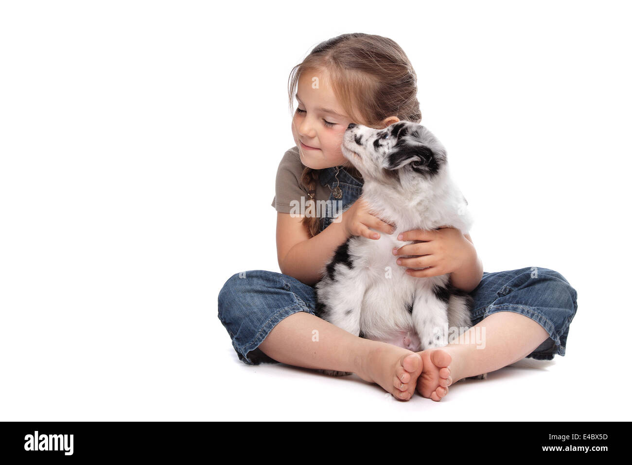 kleines Mädchen und ein Welpe Stockfoto