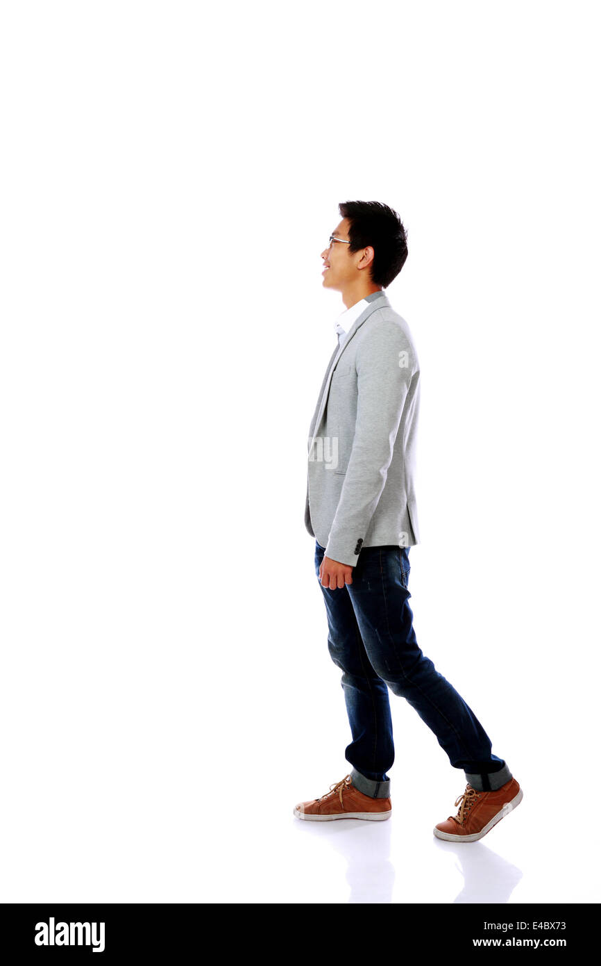 Ganzkörper-Seitenansicht eines Mode-Mannes zu Fuß nach vorn Stockfoto
