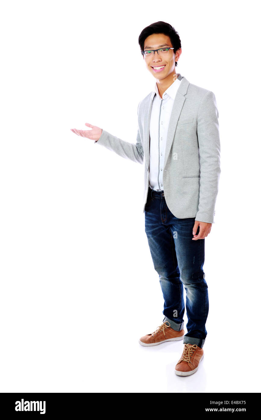 Fröhliche asiatischen Mann mit Arm in eine einladende Geste Stockfoto