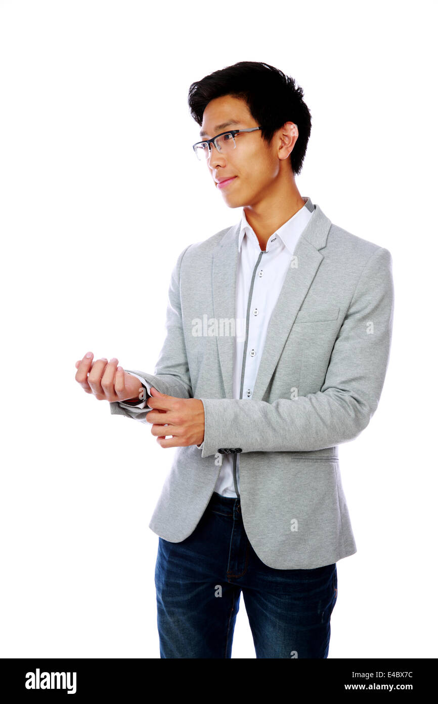 Porträt eines schönen asiatischen knöpfte seine Jacke auf weißem Hintergrund Stockfoto