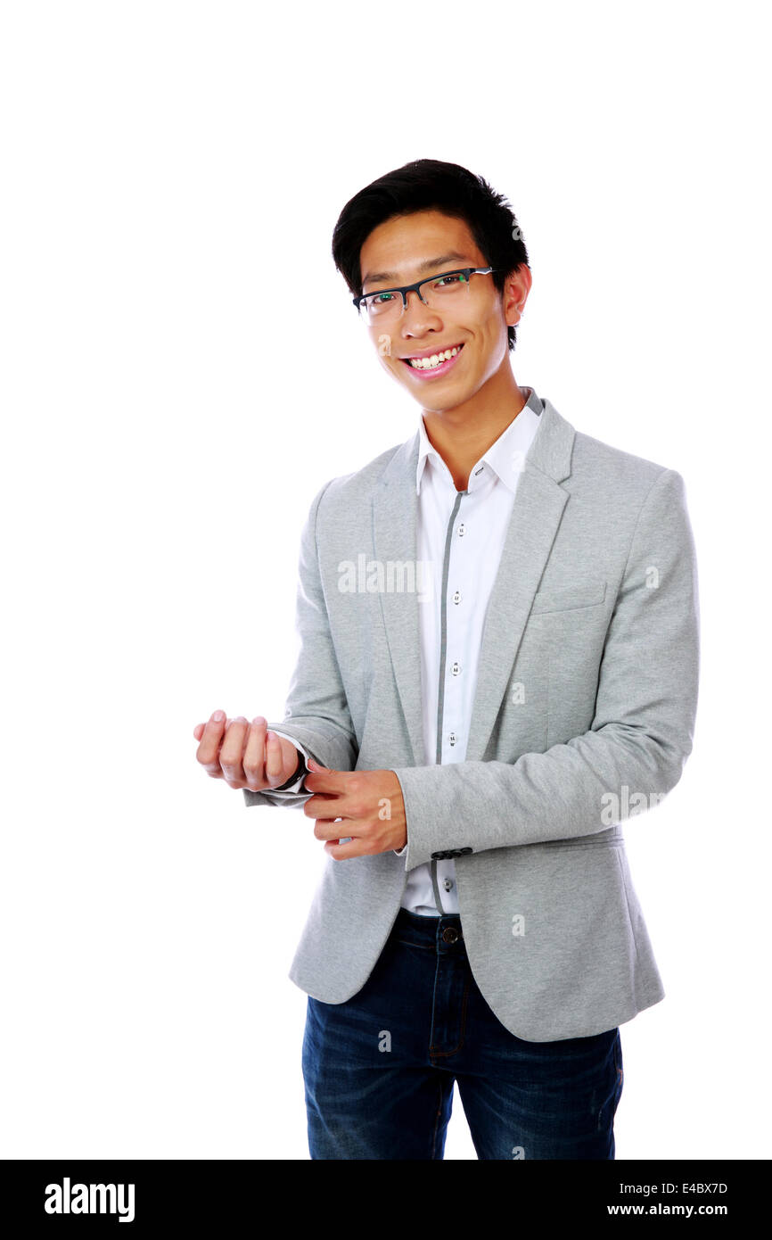 Porträt eines glücklichen asiatischen knöpfte seine Jacke auf weißem Hintergrund Stockfoto