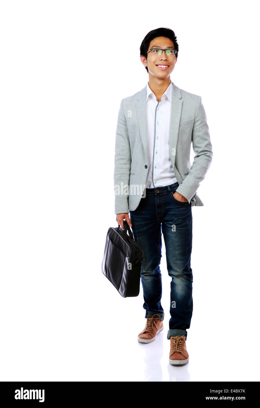 Glücklich asiatischen Mann zu Fuß mit dem Aktenkoffer auf weißem Hintergrund Stockfoto