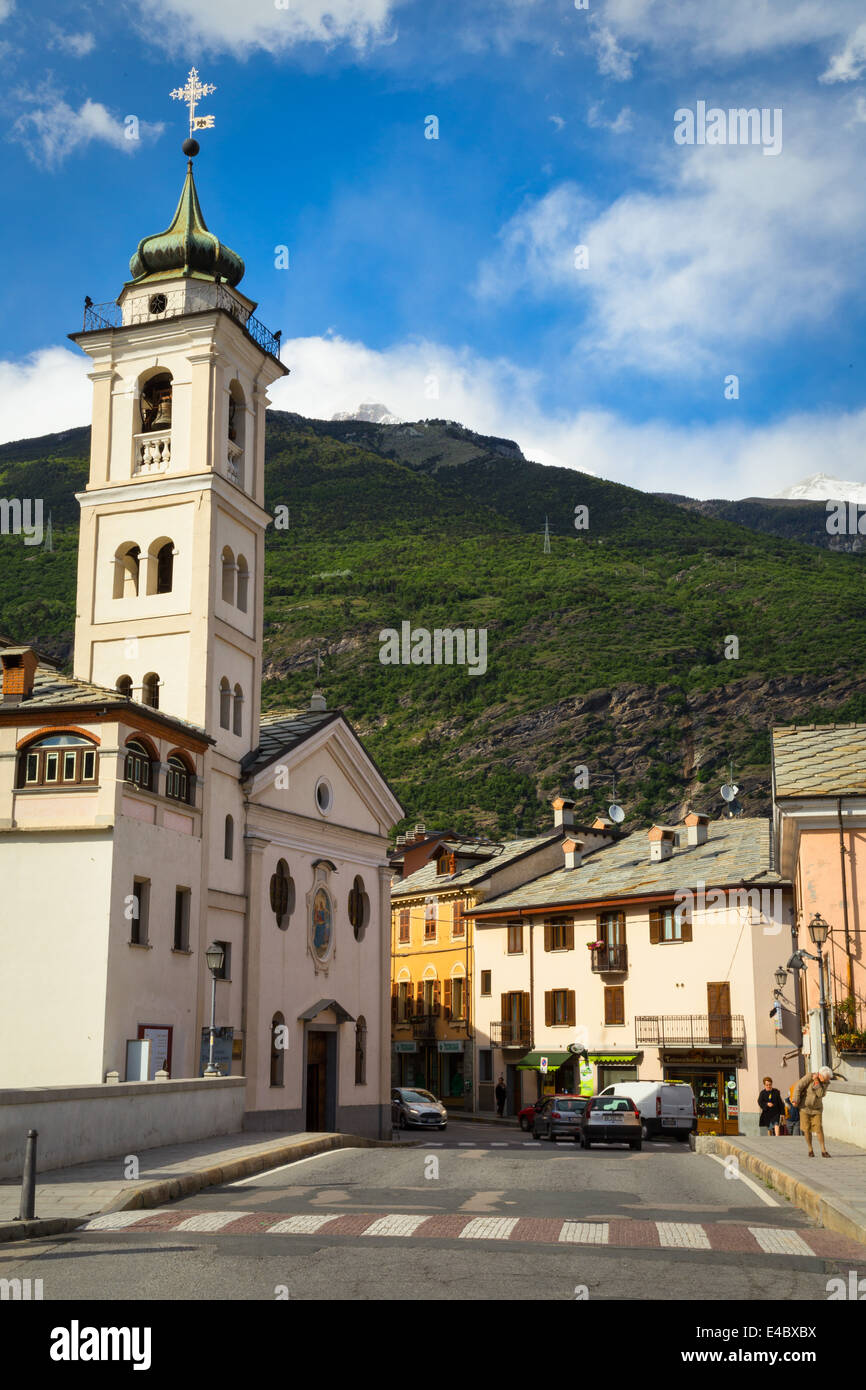 Die Via Mazzini und die Chiesa della Madonna del Ponte, Susa, Piemont, Italien. Stockfoto