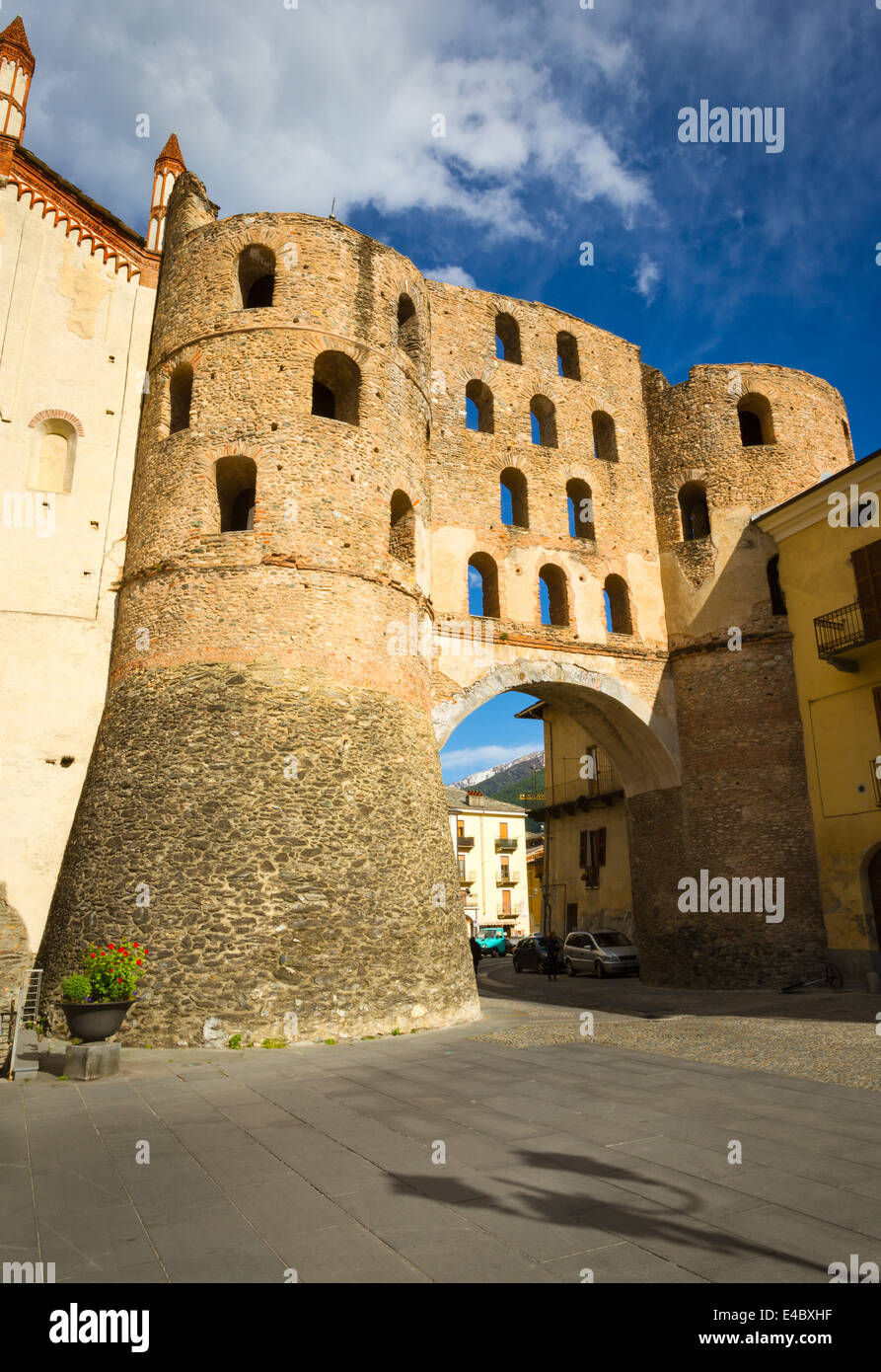 Das Porta Savoia, Susa, Italien. Stockfoto