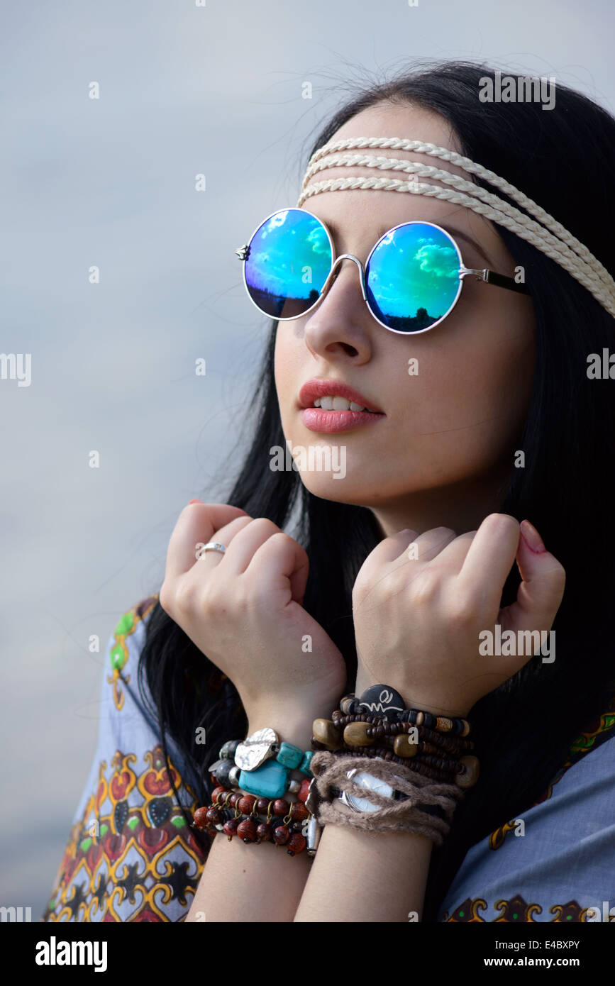 Hippie-Mädchen in verspiegelten Sonnenbrillen Stockfoto
