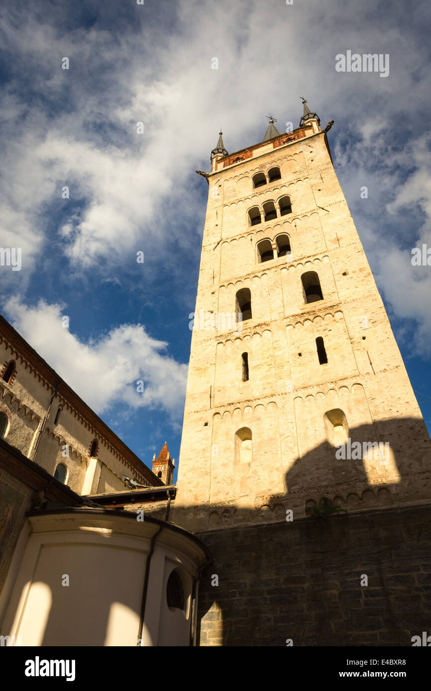 Turm der Kathedrale von San Giusto, Susa, Italien. Stockfoto