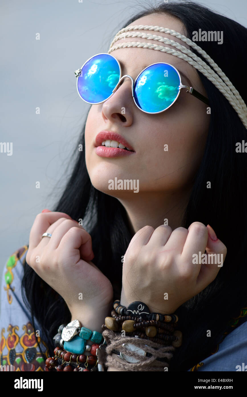 Hippie-Mädchen in verspiegelten Sonnenbrillen Stockfoto