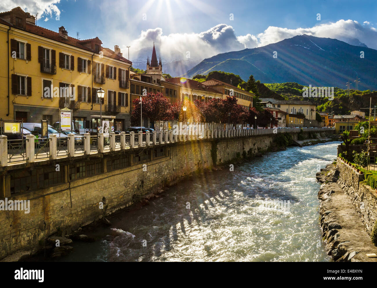 Der Fluss Dora verläuft entlang des Corso Trieste in Susa, Piemont, Italien. Stockfoto