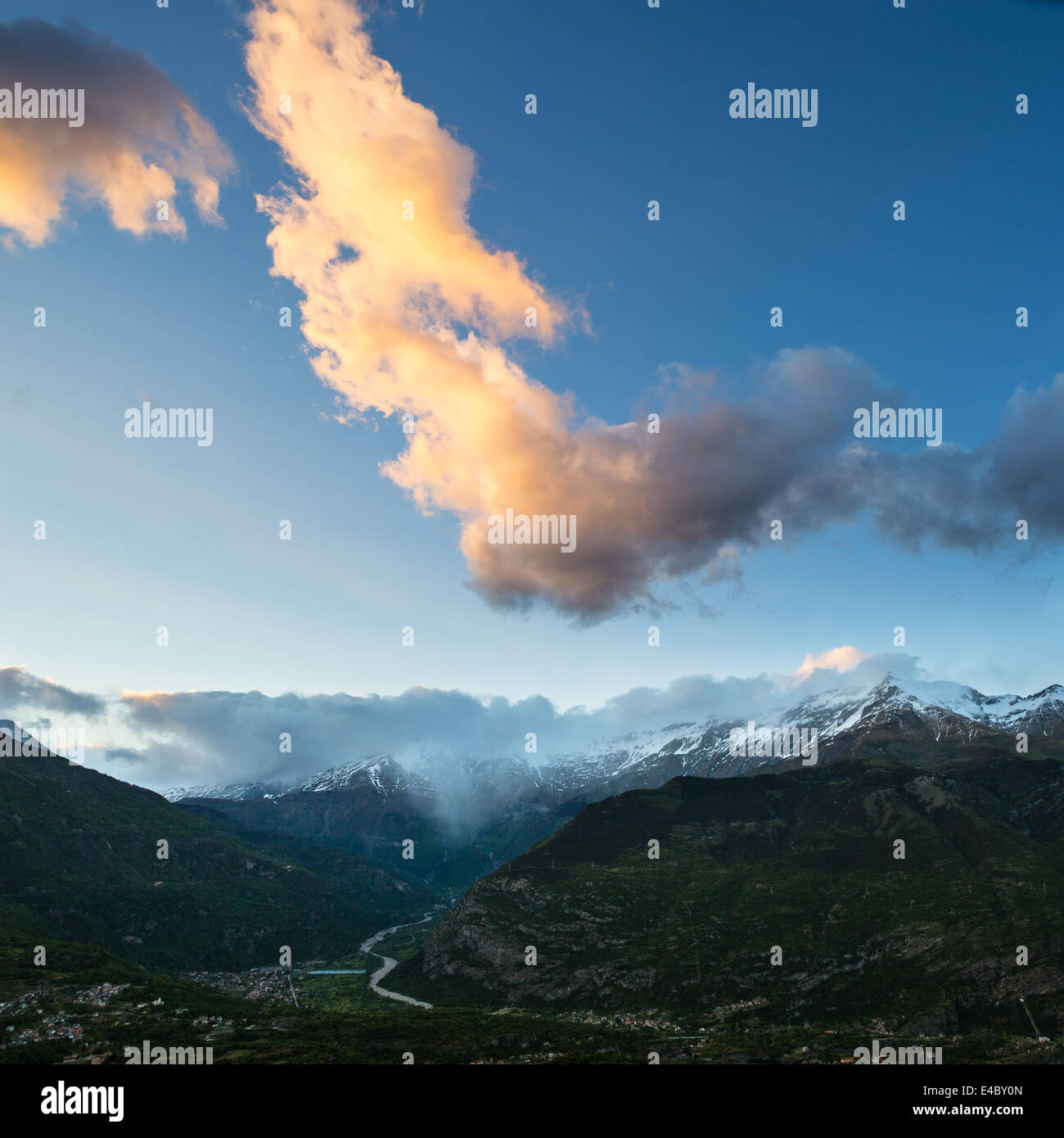 Blick über das Susa-Tal, Italien Richtung Mont Cenis Pass. Der Berg der Rocciamelone (3538m) auf der rechten Seite. Stockfoto