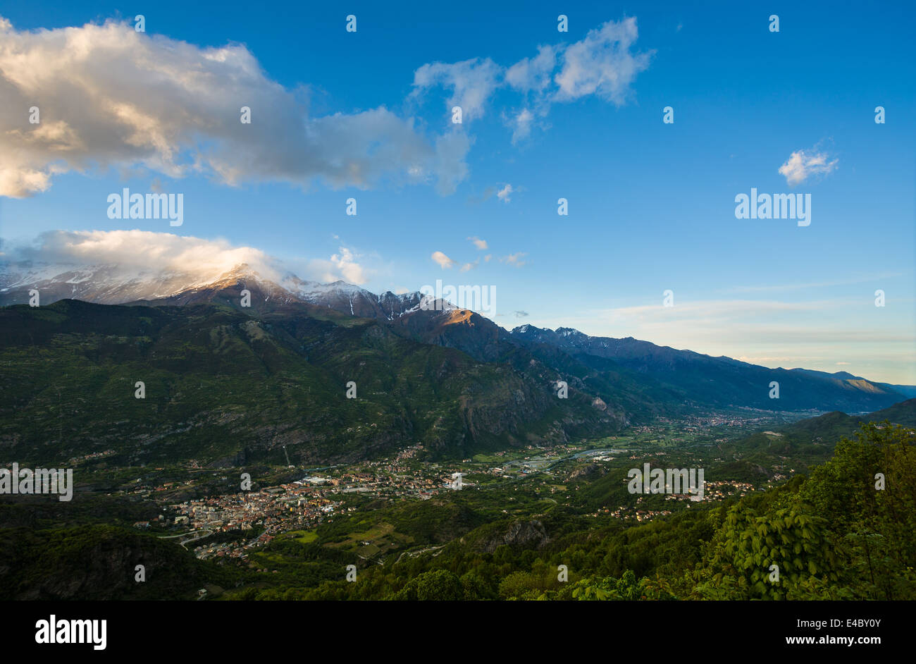 Blick über das Susa-Tal, Italien von Frais. Der Berg der Rocciamelone (3538m) links Mitte. Stockfoto