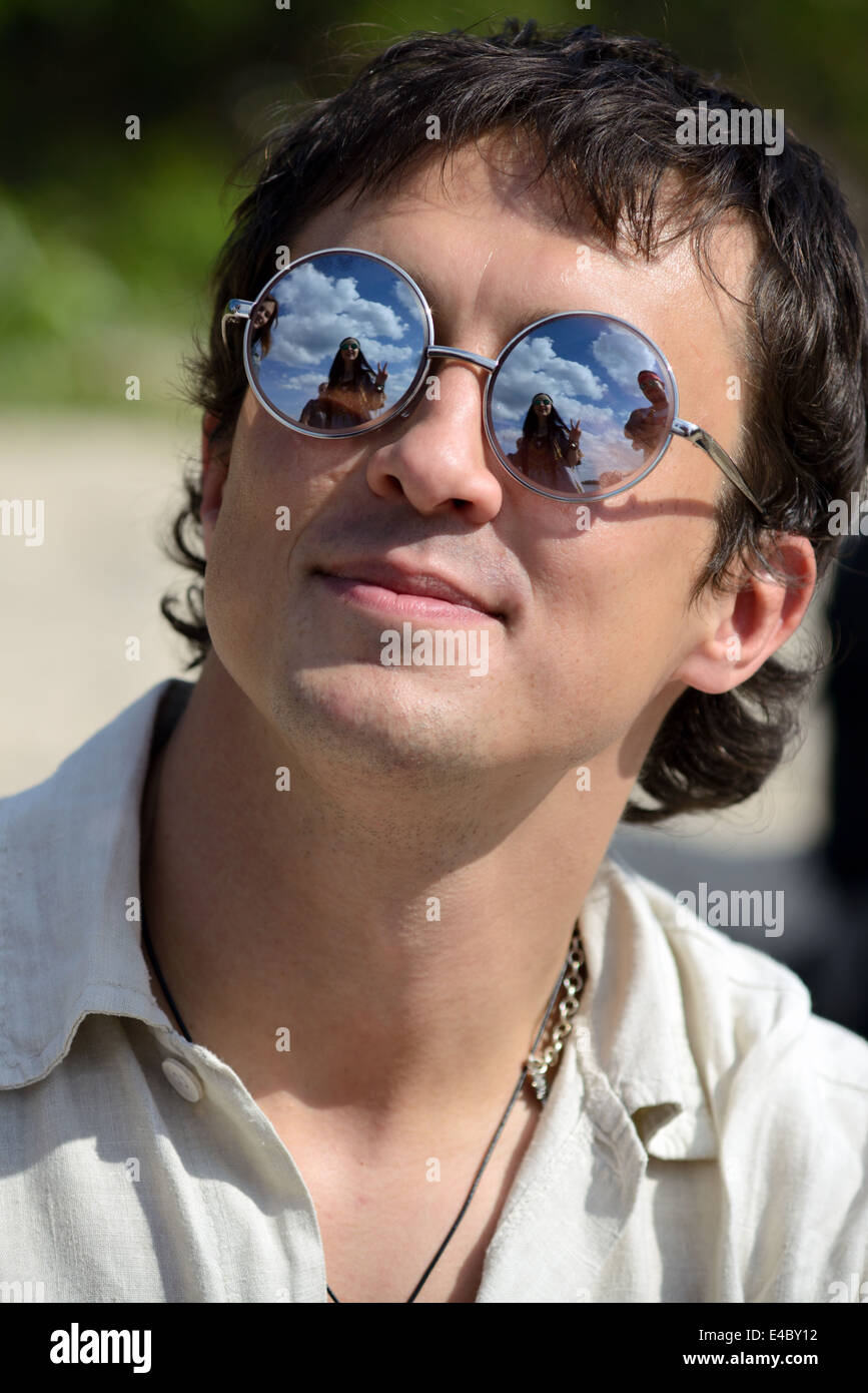 Mann in verspiegelten Sonnenbrillen Stockfoto