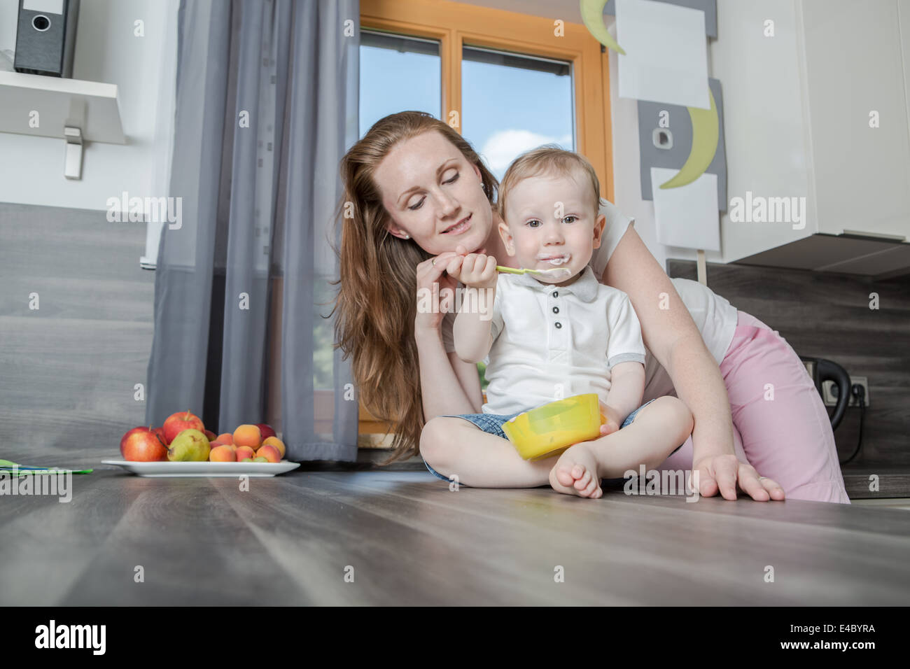 Frau mit einem 1,5 Jahre alten Jungen in der Küche Stockfoto