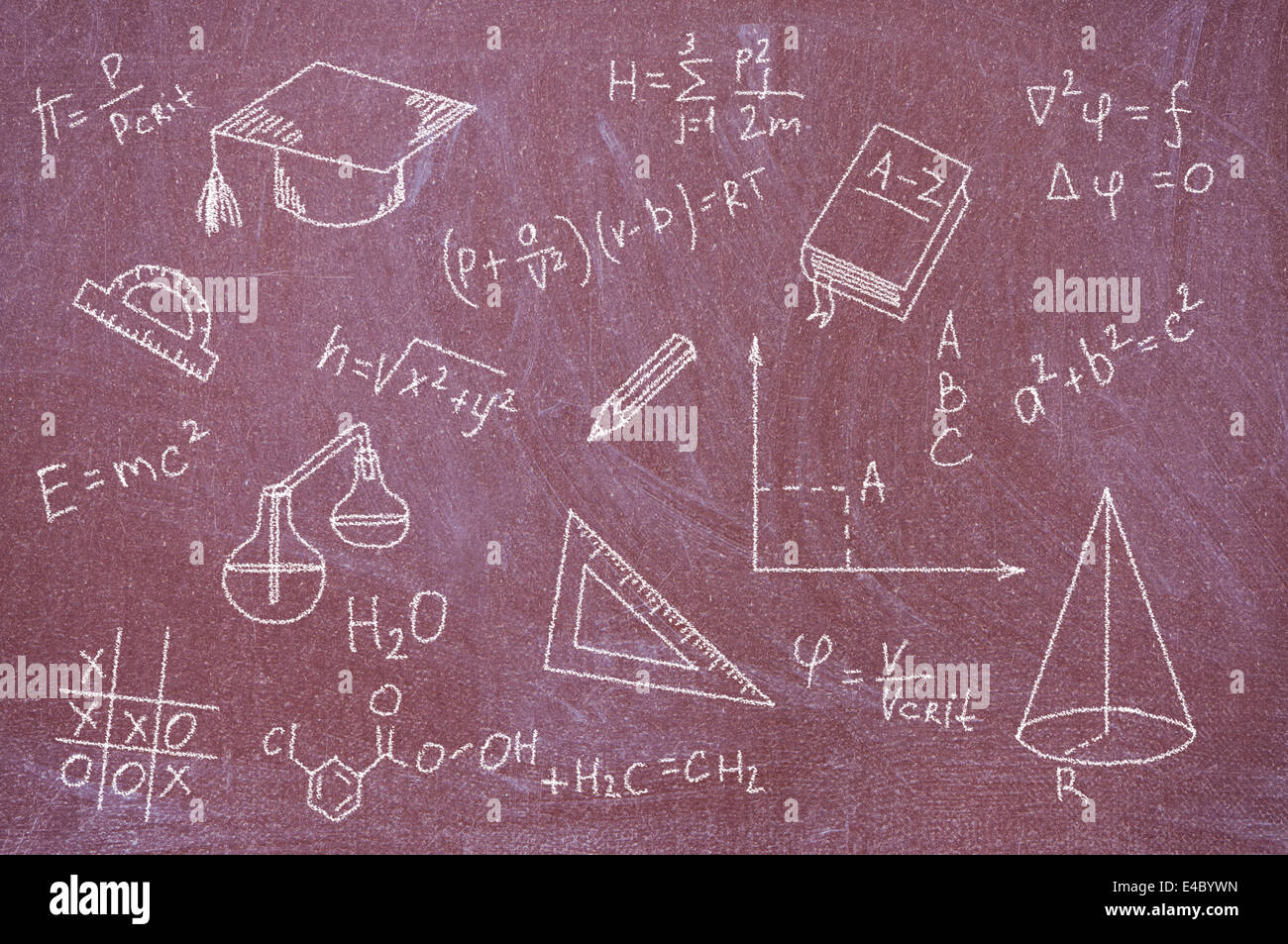Formeln und Gleichungen auf Tafel geschrieben. Stockfoto
