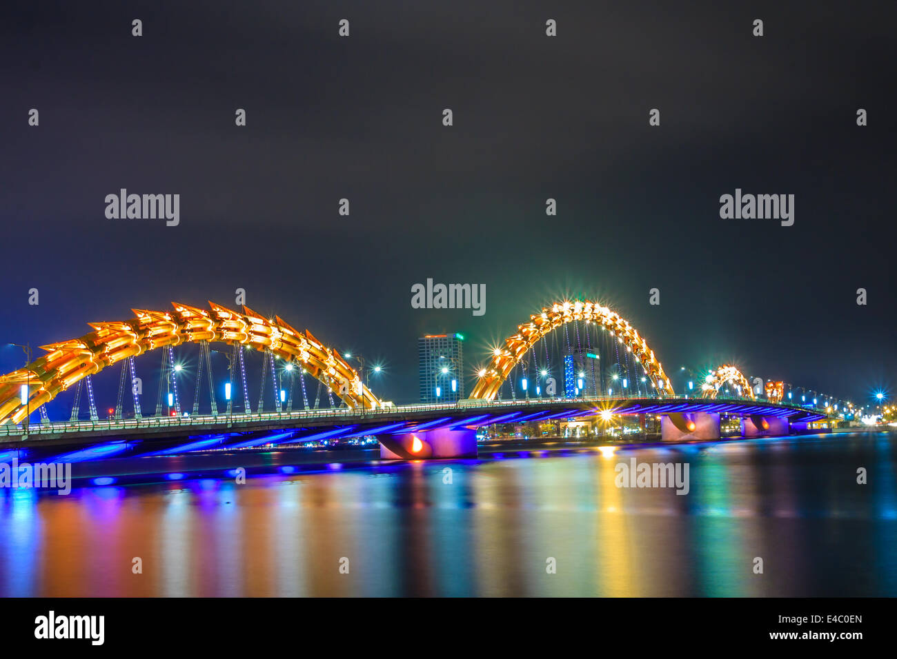 Nacht-Brücke in Da Nang, Vietnam Stockfoto