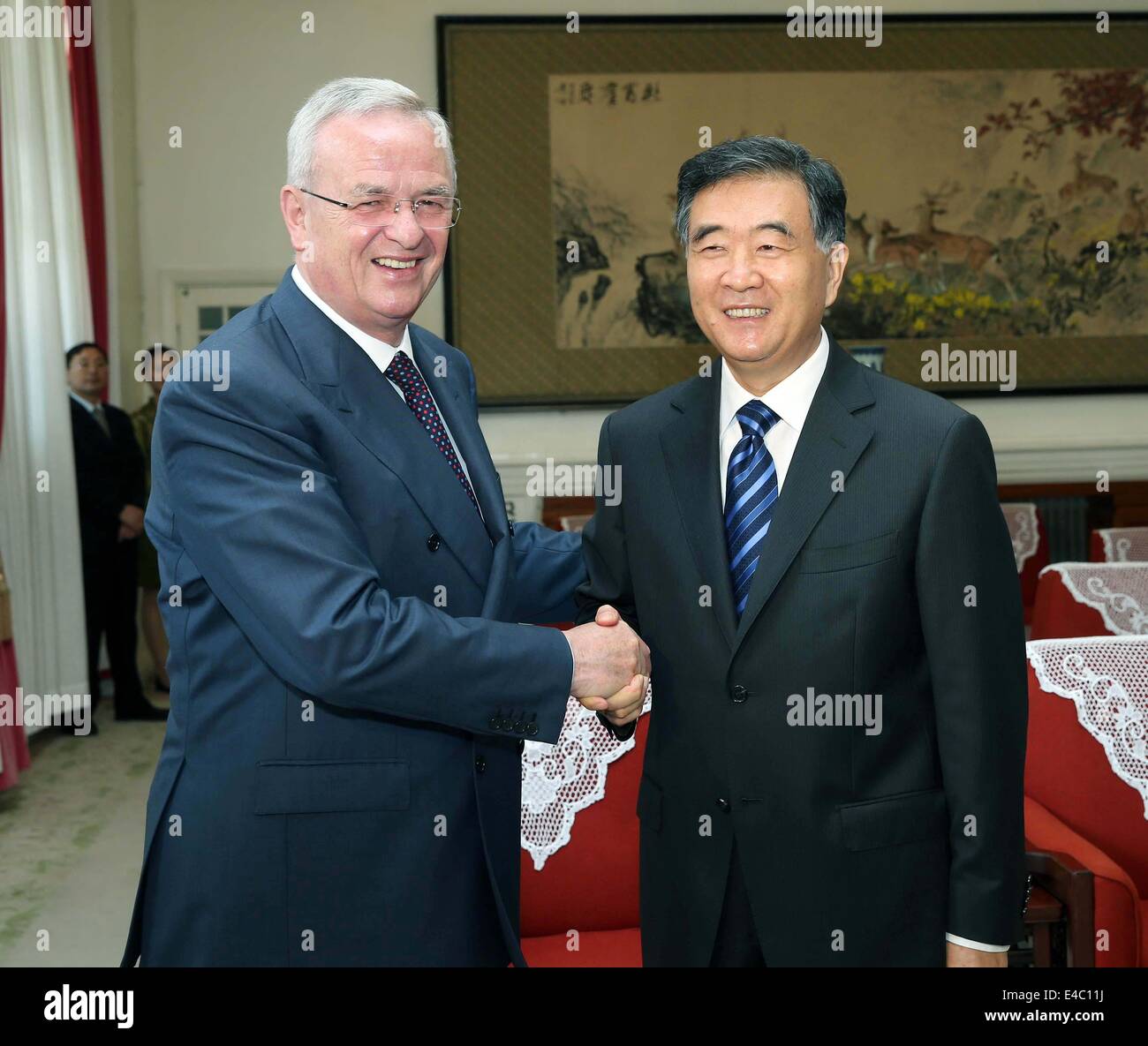Peking, China. 8. Juli 2014. Chinese Vice Premier Wang Yang (R) trifft sich mit Martin Winterkorn, Vorstandsvorsitzender der Volkswagen AG, in Peking, Hauptstadt von China, 8. Juli 2014. Bildnachweis: Liu Weibing/Xinhua/Alamy Live-Nachrichten Stockfoto