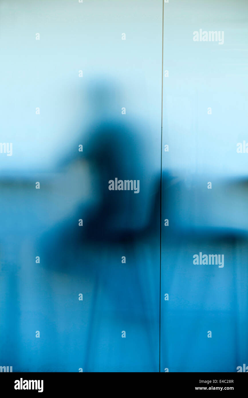 Silhouette einer Person im Raum Private Member in der Tate Modern Art Gallery, London, England Stockfoto Silhouette einer Person im Raum Private Member in der Tate Modern Art Gallery, London, England Stockfoto