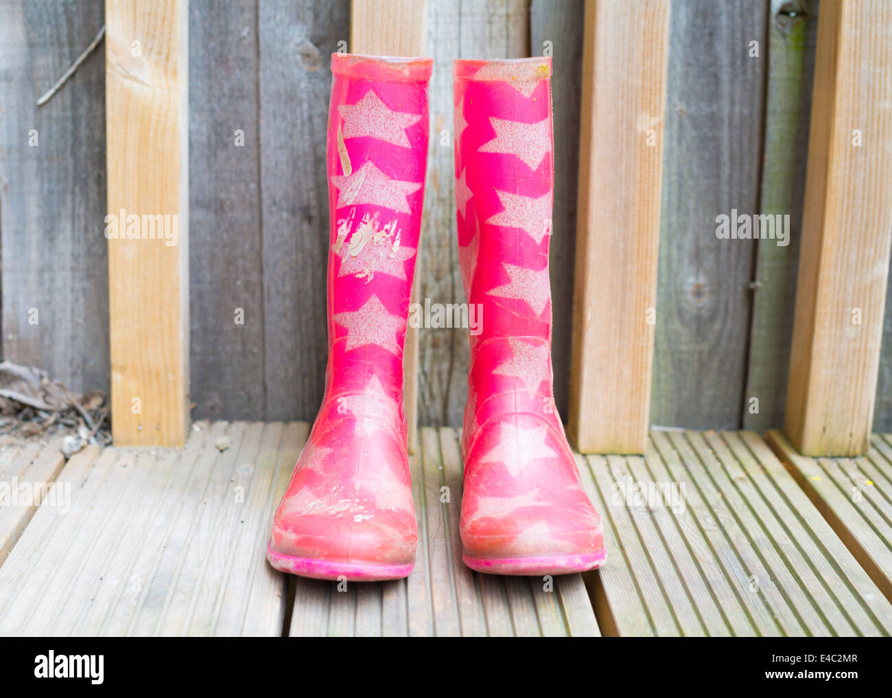 Kinder rosa Sternenhimmel Gummistiefel Stockfoto
