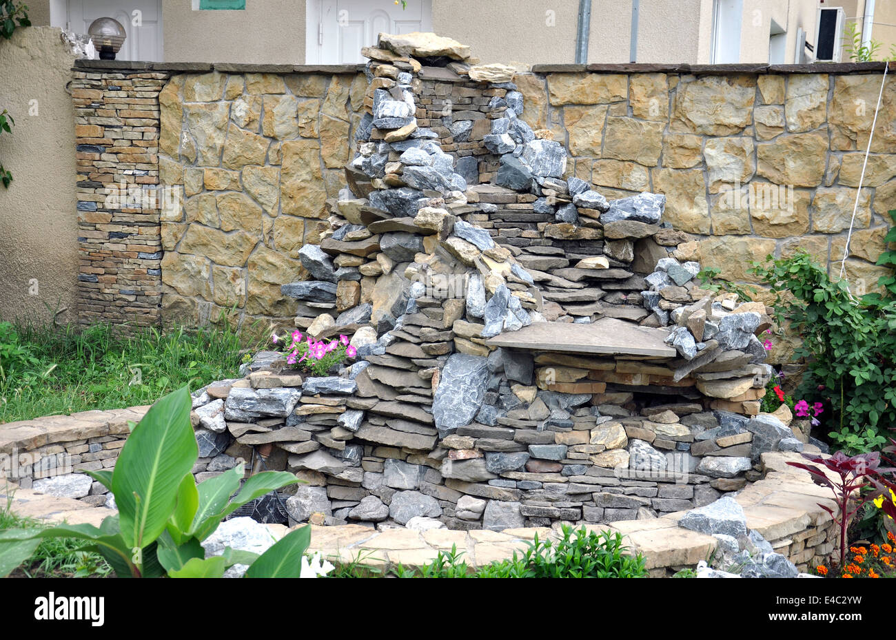 Berg Berg Landschaft Design Brunnen aus Stein Wand Ziegel Mauerwerk Poolhaus Struktur Gebäudearchitektur Sommertag niemand sc Stockfoto