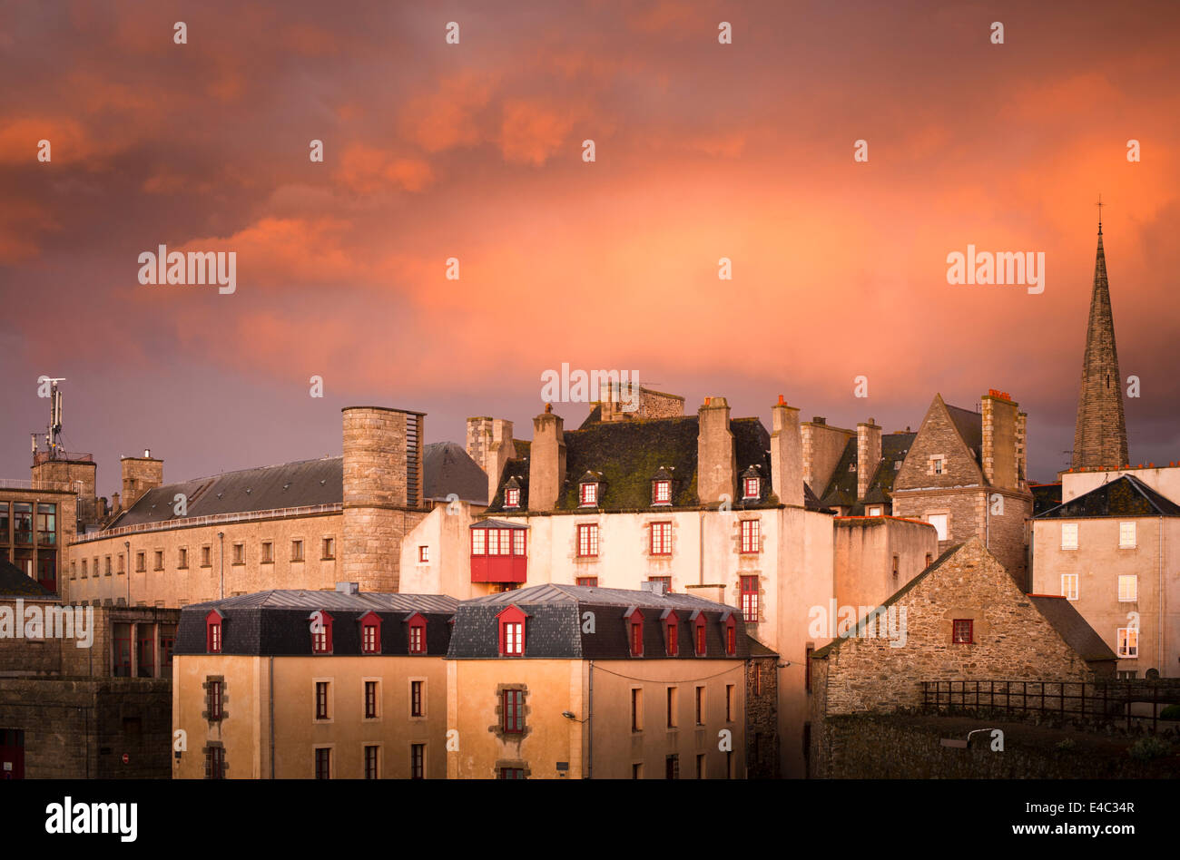 Saint-Malo Stadt an einem Abend nach Regen. Bretagne, Frankreich. Stockfoto
