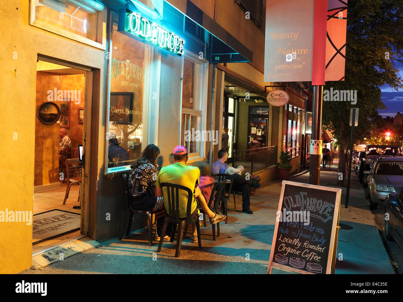 Asheville, North Carolina. Menschen außerhalb Café in der Nacht. Stockfoto
