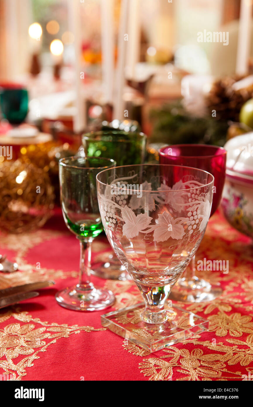 Gläser auf Weihnachtstisch Stockfoto