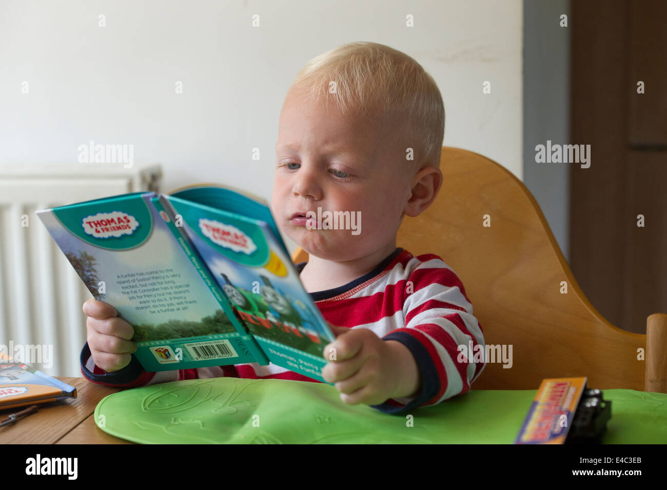ein kleines Kind, ein Buch zu lesen Stockfoto