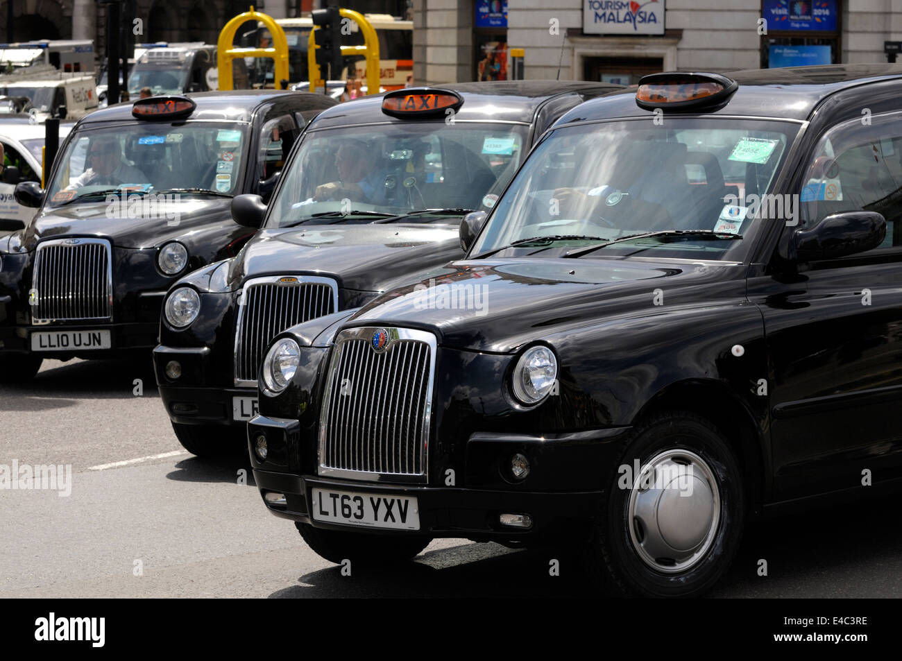 London, England, Vereinigtes Königreich. Schwarze Taxis im Zentrum von London Stockfoto