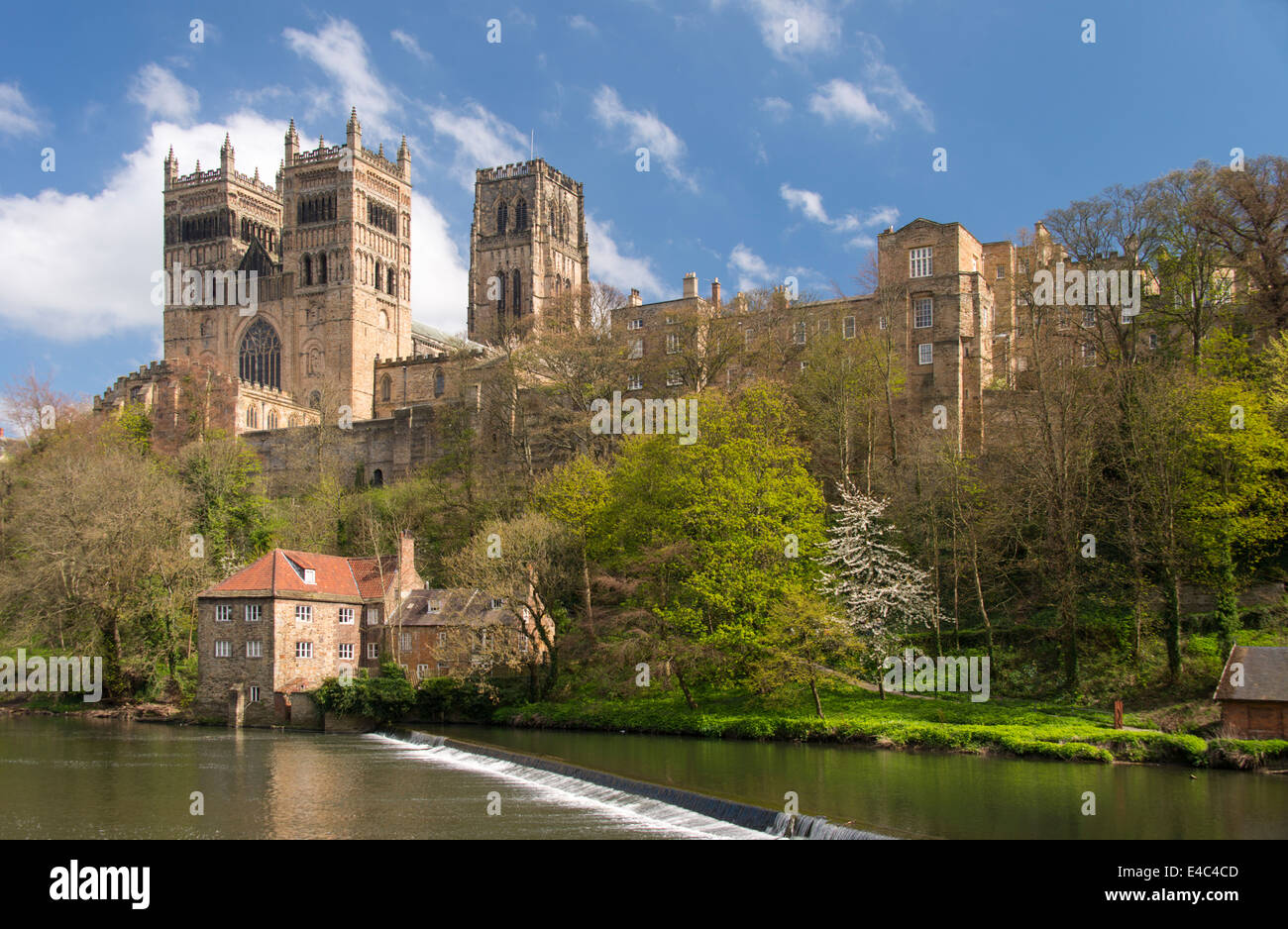 Kathedrale von Durham und Mühle am Ufer des Flusses Wear Stockfoto