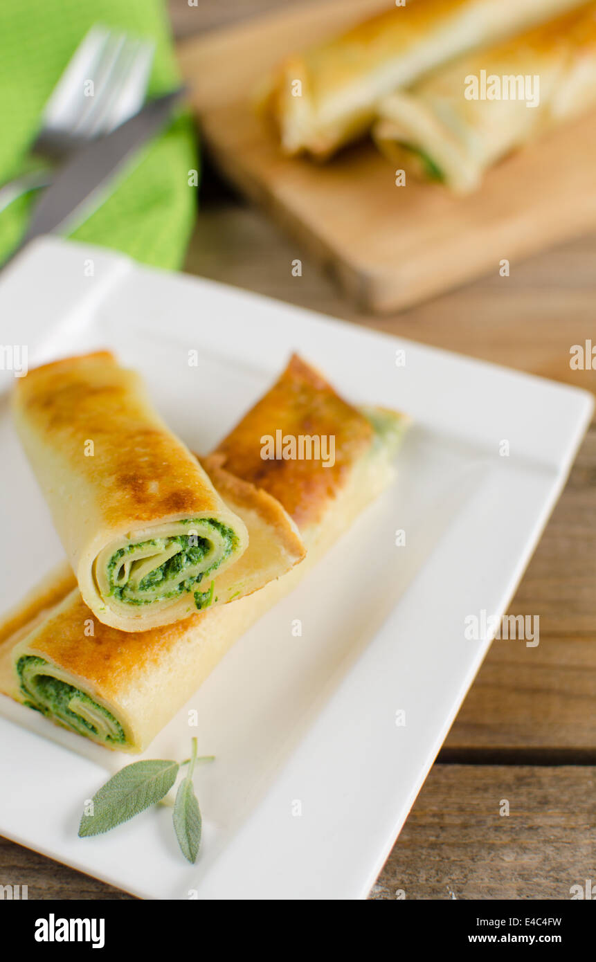 Pfannkuchen mit Spinat und Ricotta-Käse Stockfoto