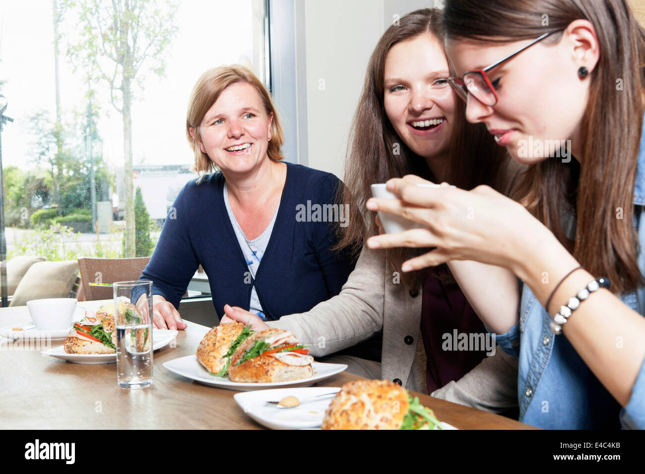 Drei Frauen in einem Café zu frühstücken Stockfoto