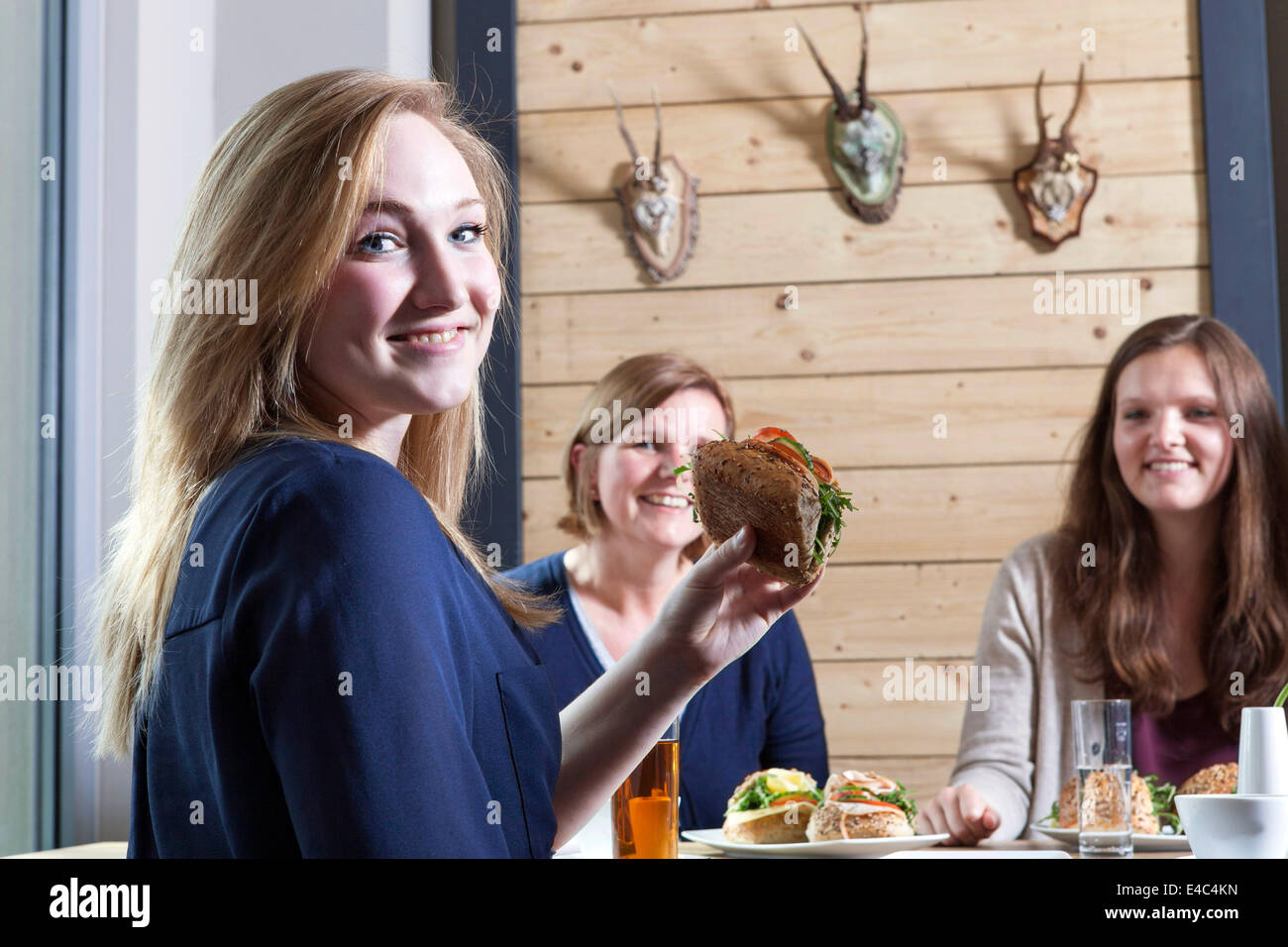 Drei Frauen in einem Café zu frühstücken Stockfoto