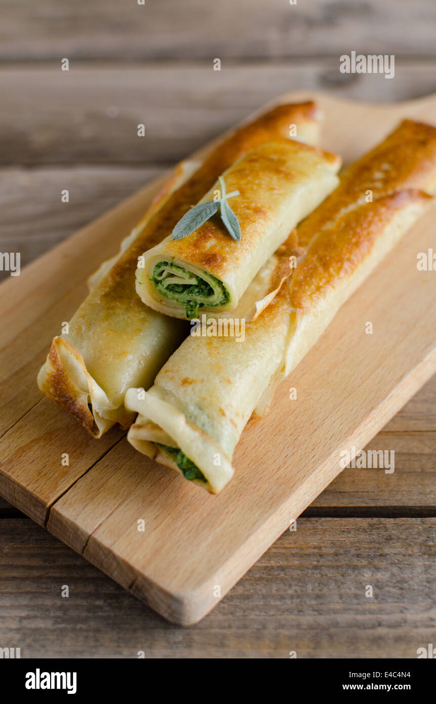 Pfannkuchen mit Spinat und Ricotta-Käse Stockfoto