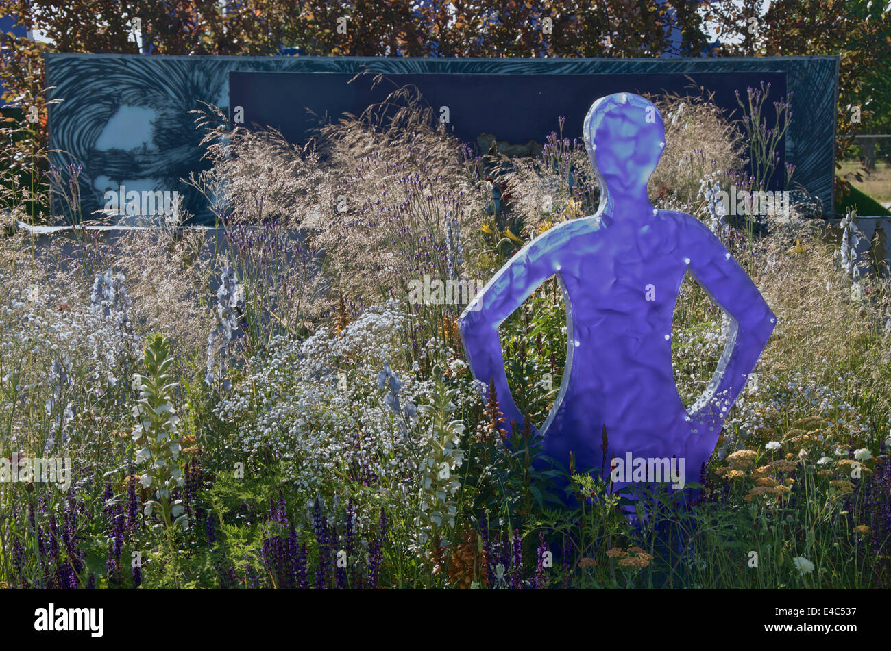 RHS Hampton Court Palace Flower Show. Goldmedaille ausgezeichneten konzeptionellen The Stonewall Garten: brechen hinunter die Wände des Stolzes. Stockfoto