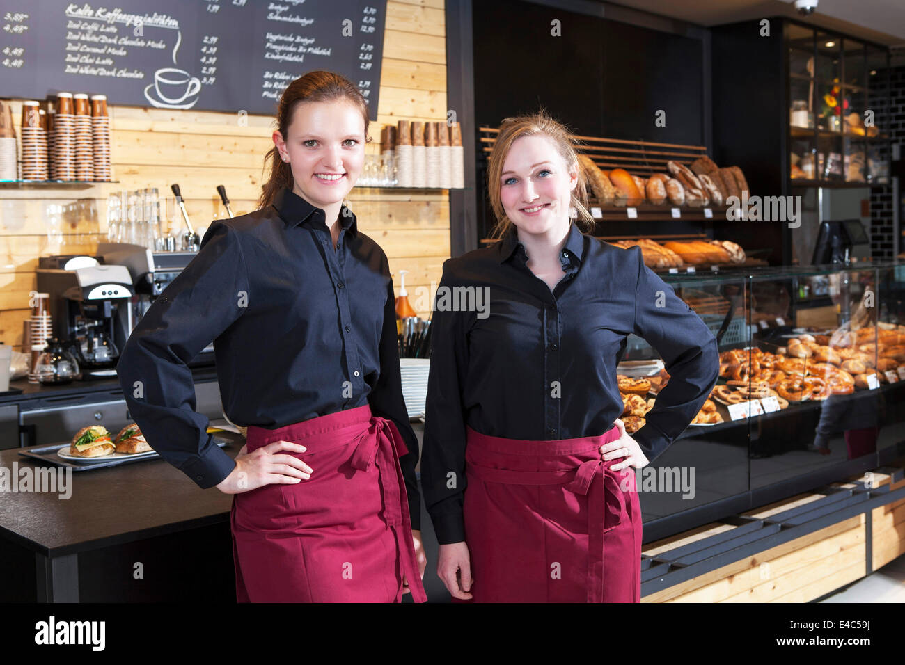 Weibliche Verkäuferinnen im Café stehen nebeneinander Stockfoto