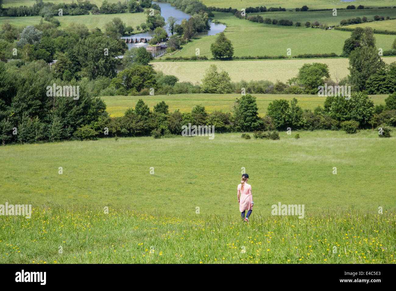 Junges Mädchen in einem Feld, Whittenham Klumpen, Oxfordshire Stockfoto